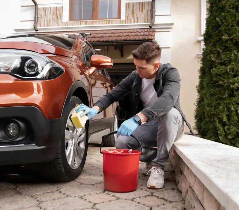Lavage auto à domicile La Rouaudière : professionnel intervenant sur un véhicule